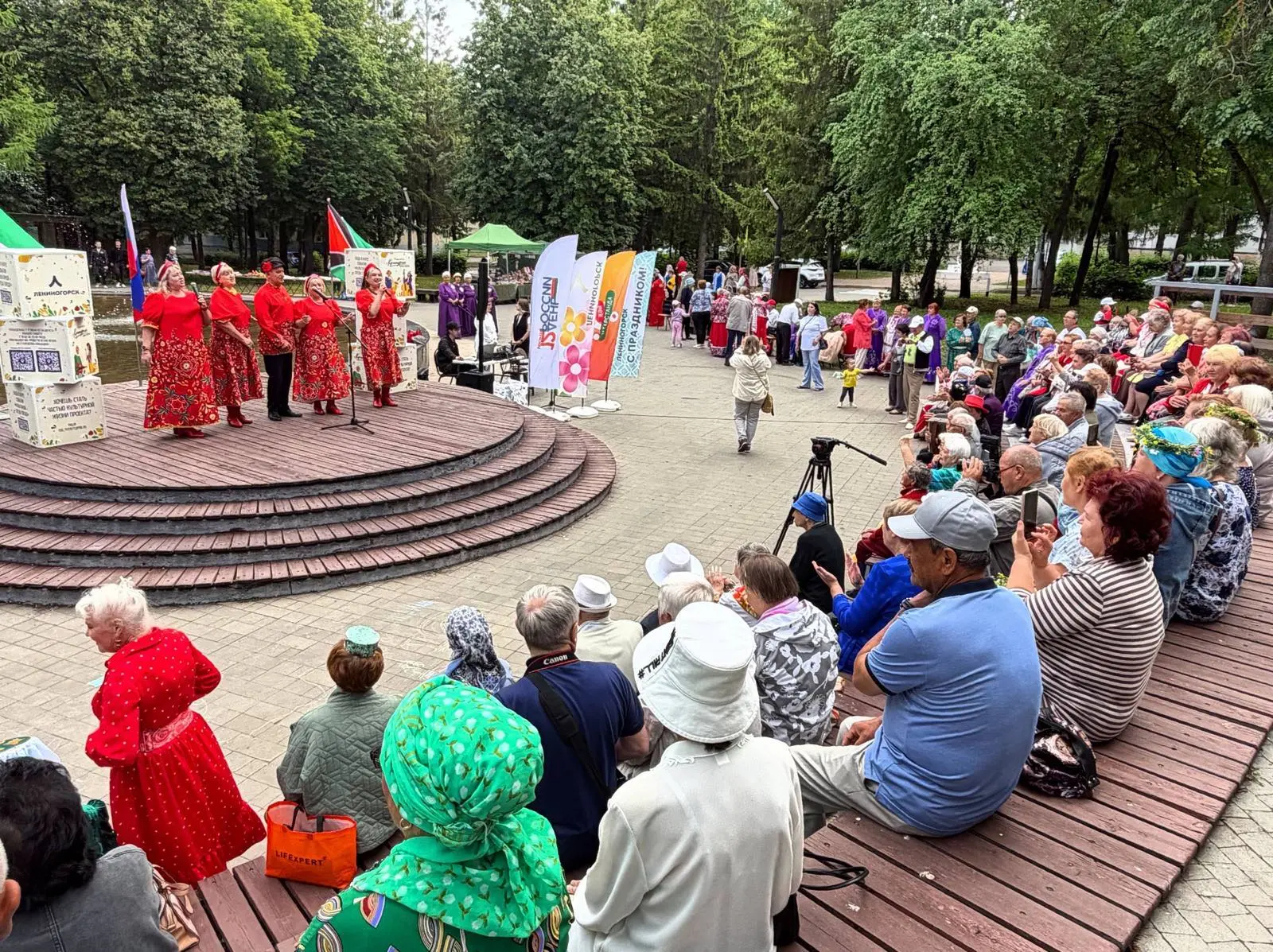 Сегодня мы чествуем нашу Родину, соединившую на огромном пространстве множество народов...