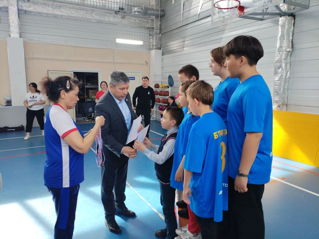 🏐 Сегодня наградил победителей финального турнира по миниволею «Мал, да удал!».