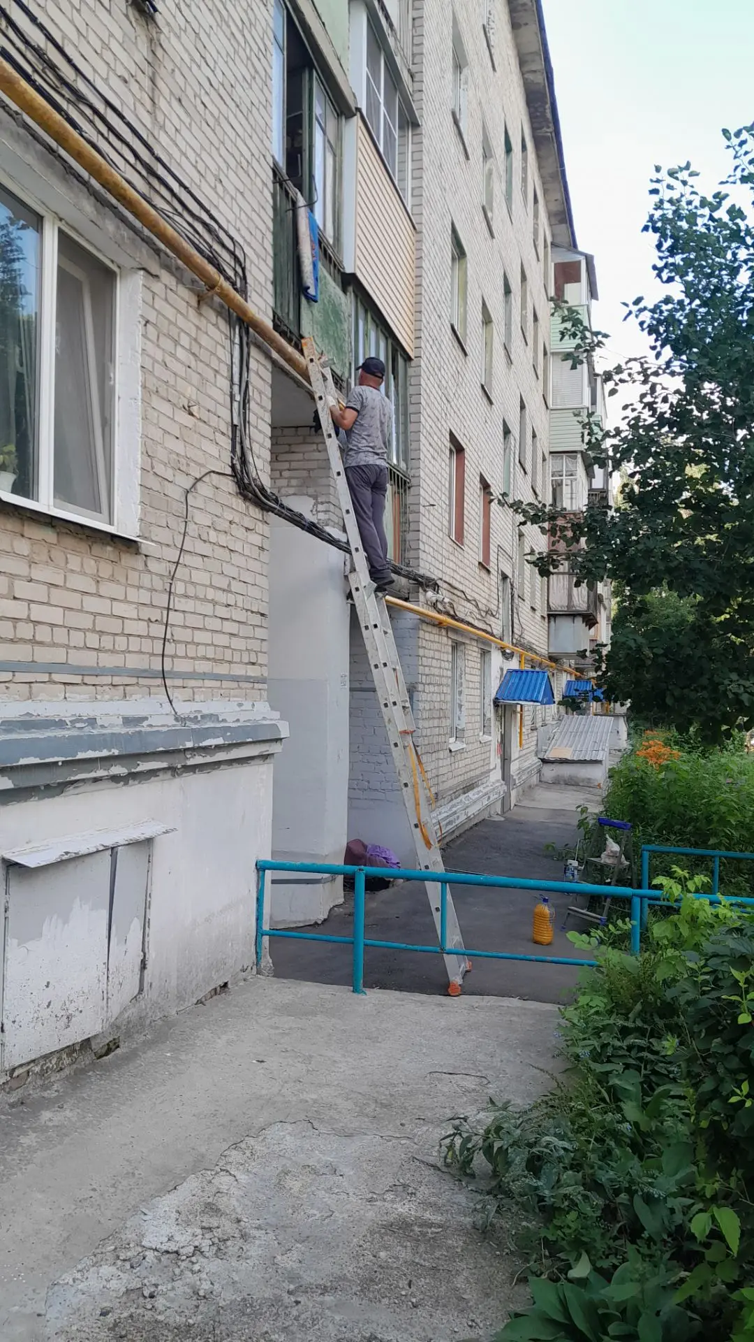 Спектр-М, Николаева 25/15, покраска газовых труб на фасаде мкд.