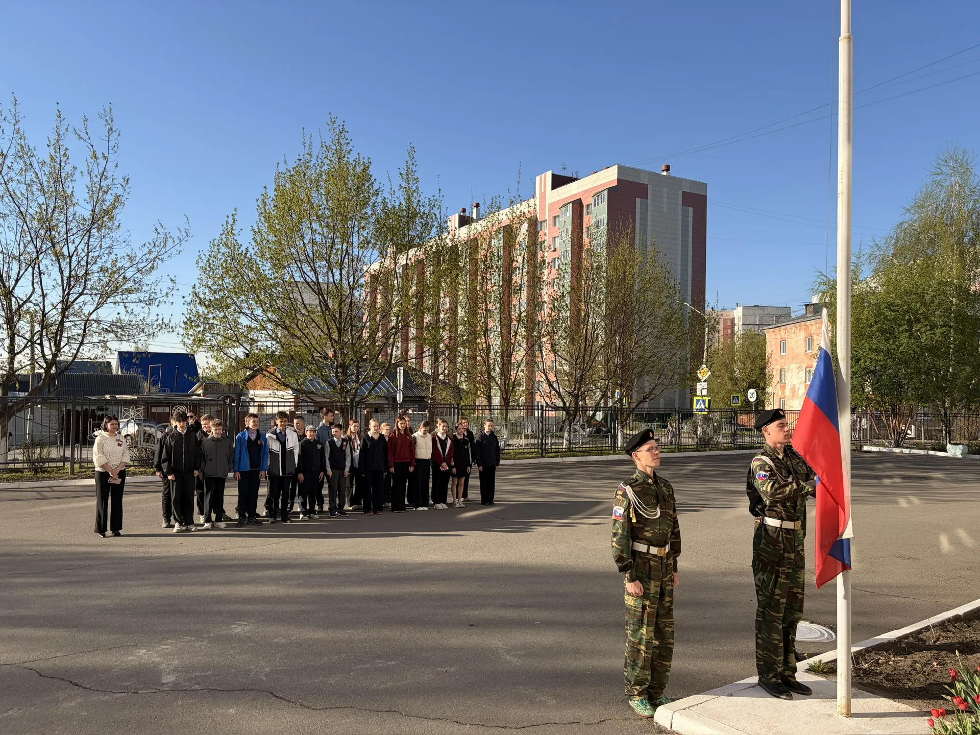 Учебная неделя традиционно началась с торжественного поднятия флага Российской Федерации. ☀️🇷🇺  Это 