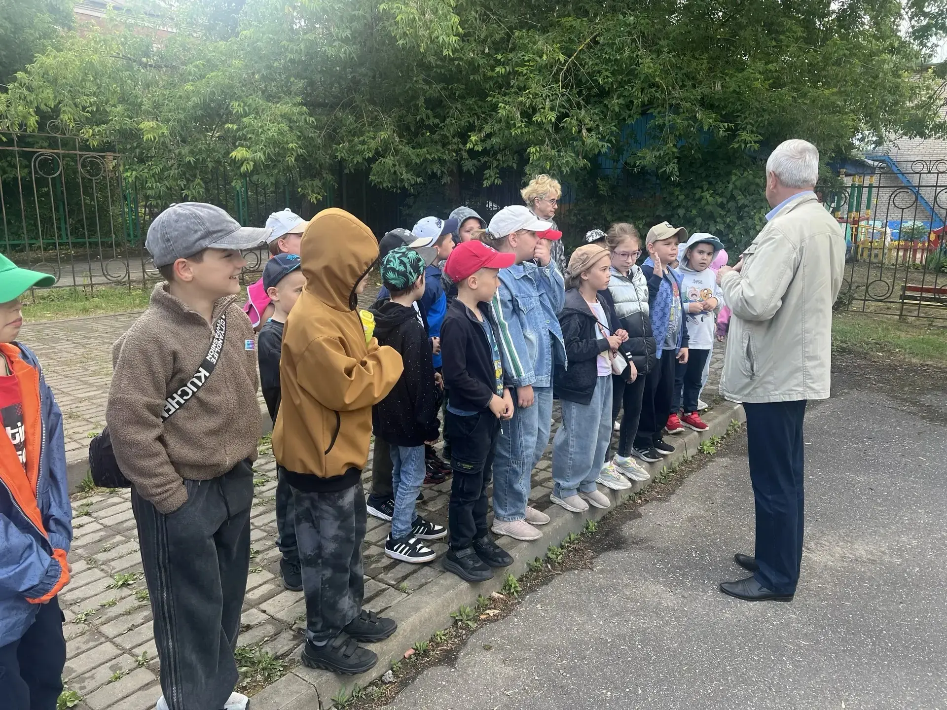 Сегодня ребята из пришкольного лагеря «Дружный» занимались в велогородке по программе БДД. 🚲⠀
⠀
Зде