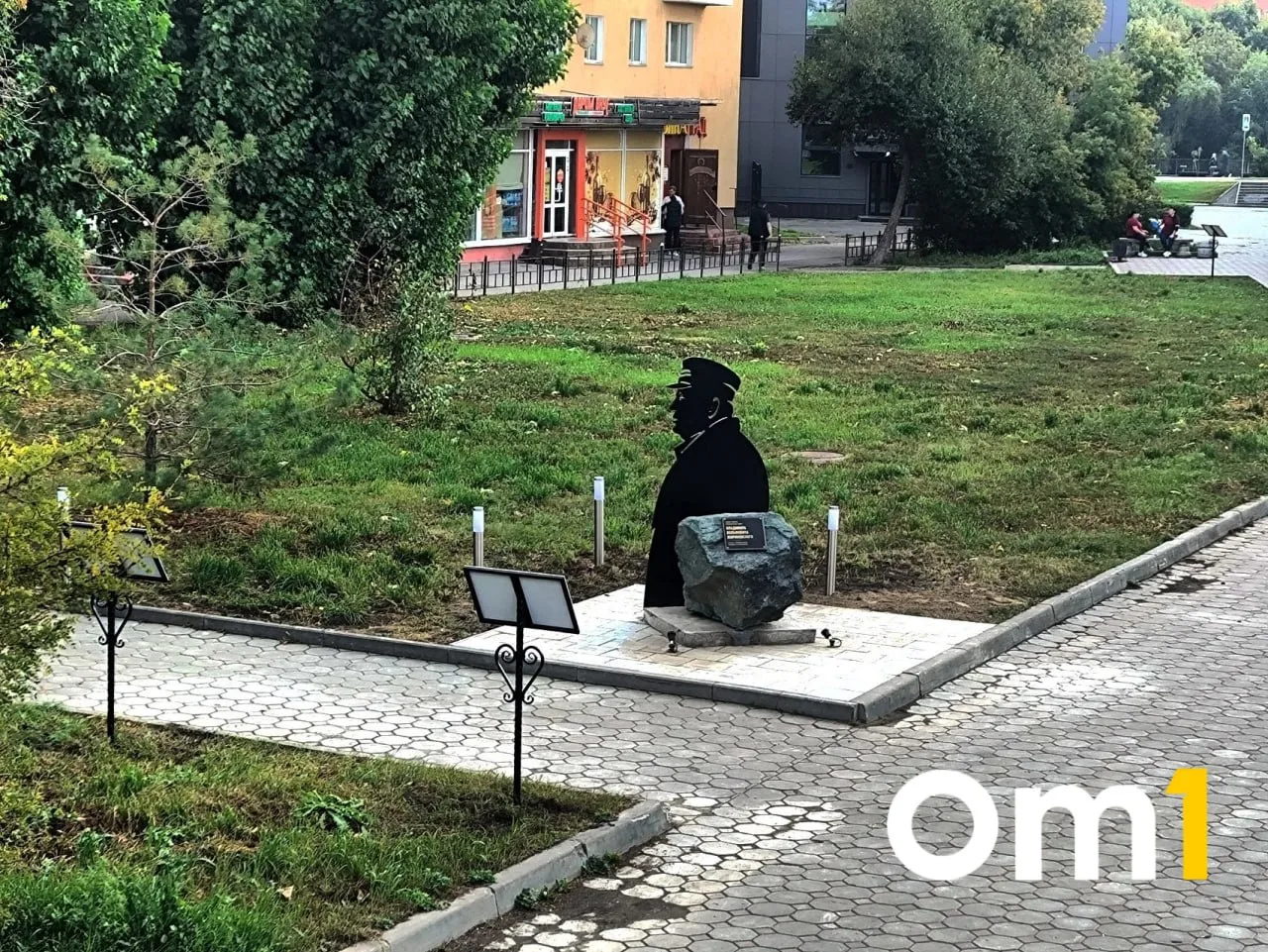 На «Туристе» в Омске появился памятник Жириновскому