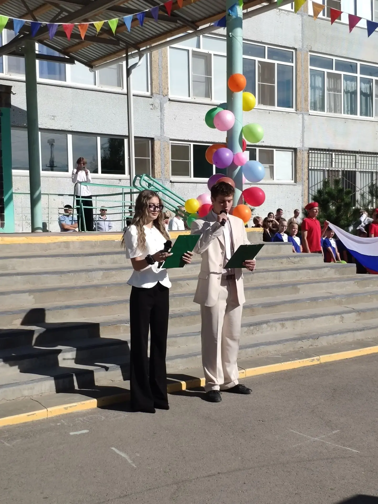 Линейка, первый звонок, море бантов и улыбок. Смотрите наше видео/фото с праздника и ло...