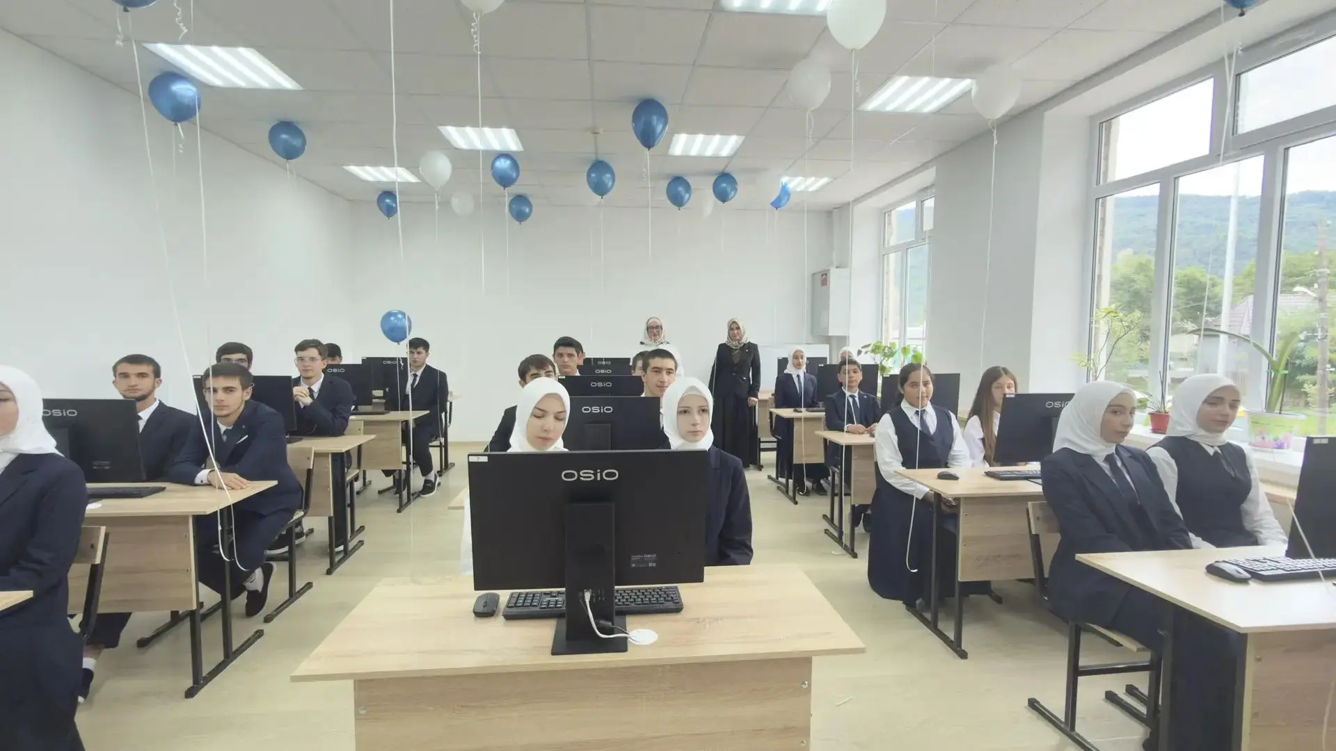 **Поколение, которое помнит: в ЛСОШ №1 прошли памятные мероприятия**