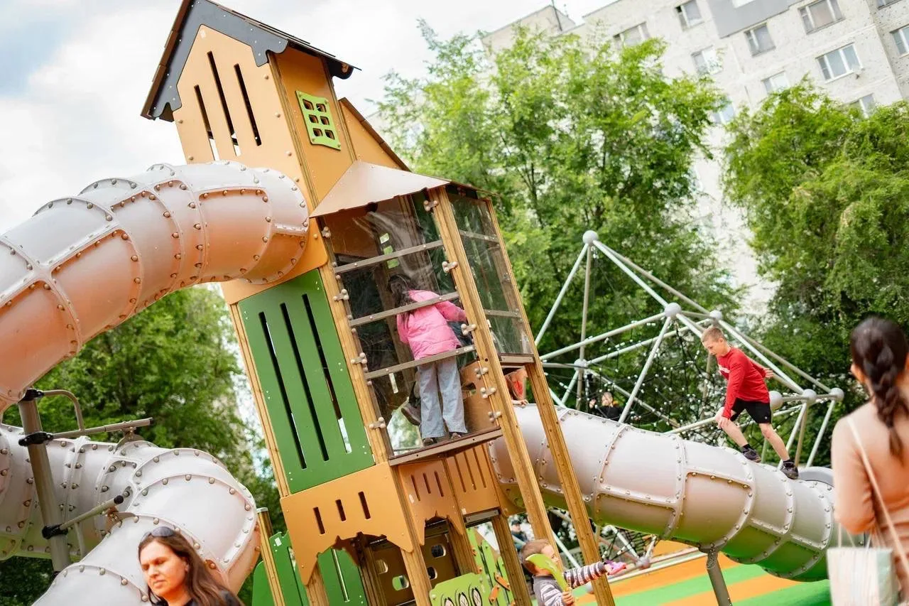 В этом году в Подмосковье запланировано обновить 4️⃣3️⃣6️⃣ детских игровых площадок.

✔️ Игровые пло