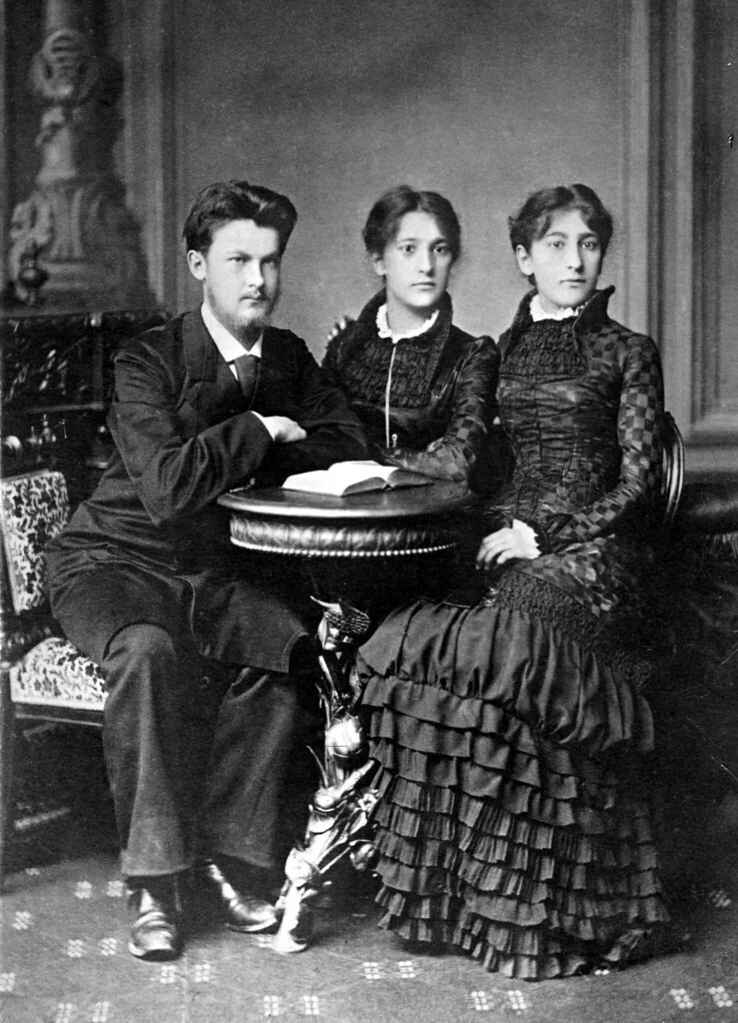 Владимир Иванович Вернадский с сестрами Ольгой и Екатериной, 1882 год, редкое фото.