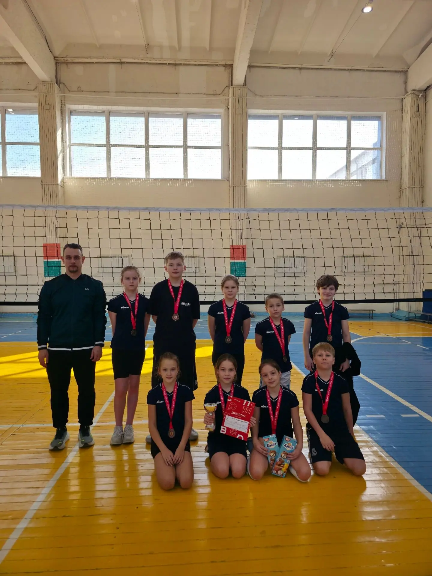 🏆 Бронза у самых юных!  Сборная команда 3-х классов вернулась с городской Спартакиады по пионерболу 