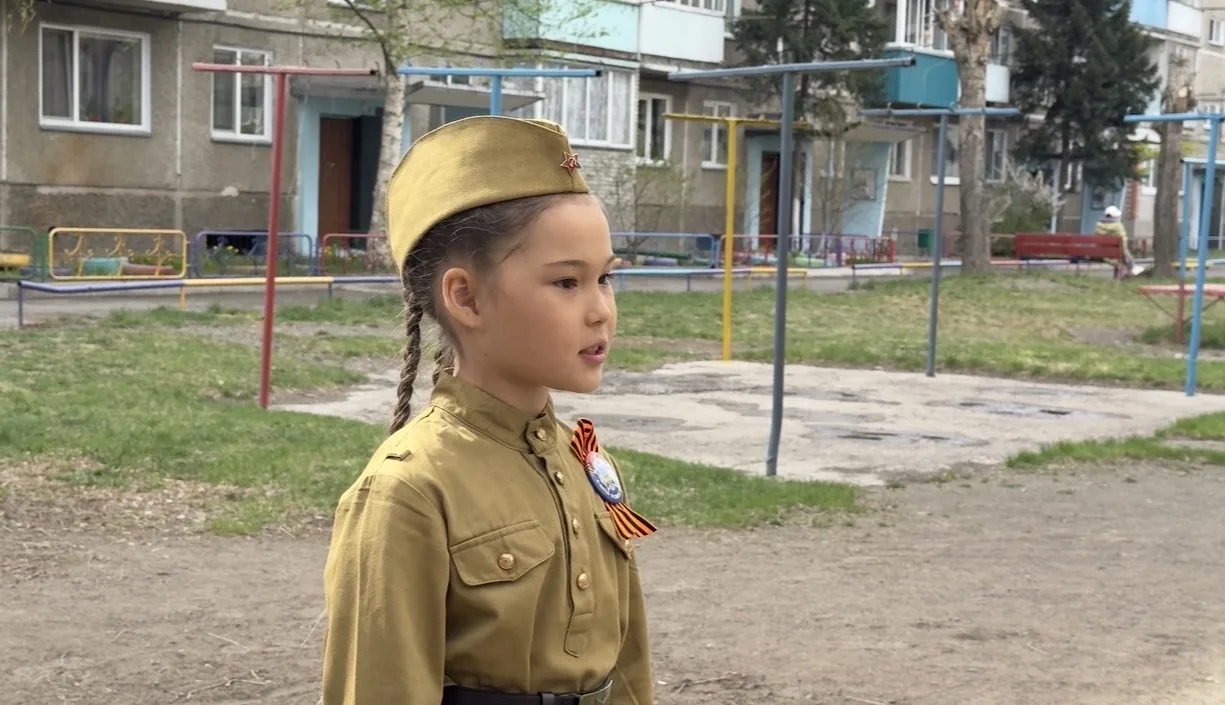 Сегодня наши ученики устроили настоящие концерты во дворах для ветеранов, тружеников тыла и детей во