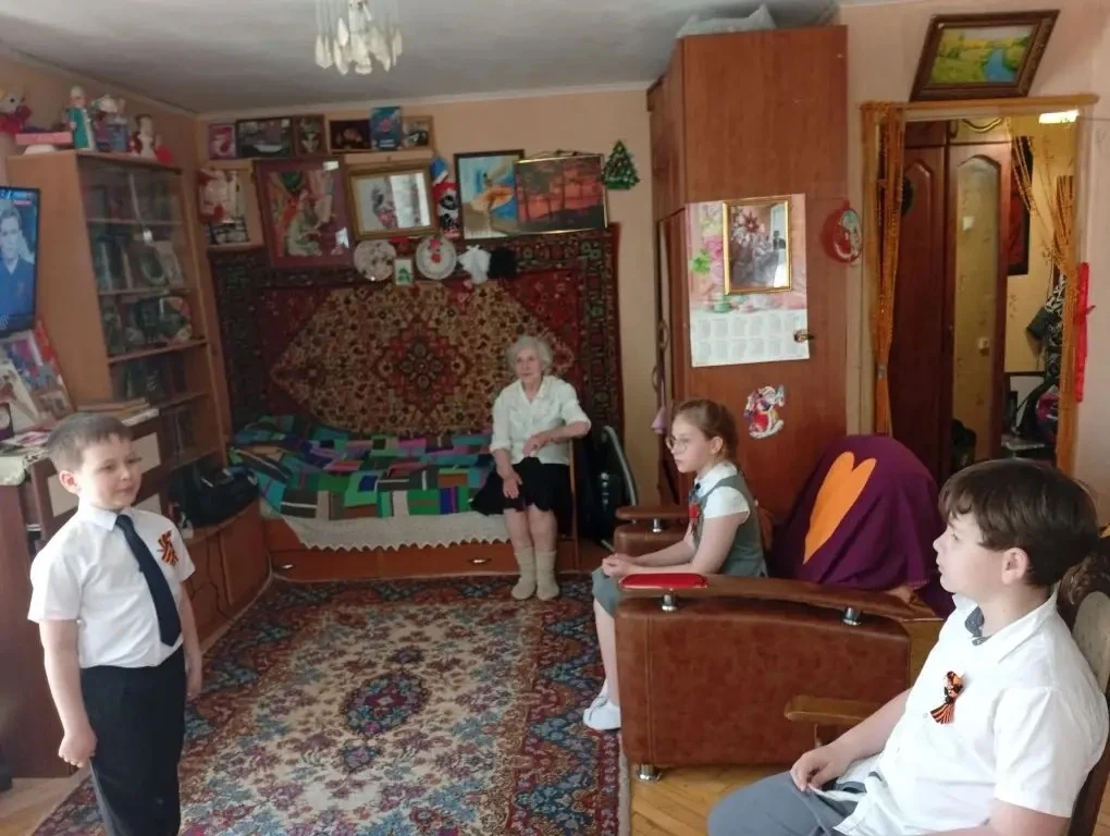 🎖️Ученики 4 «Б» класса навестили свою подшефную — ветерана Любовь Ильиничну Изотову.  Ребята от всей