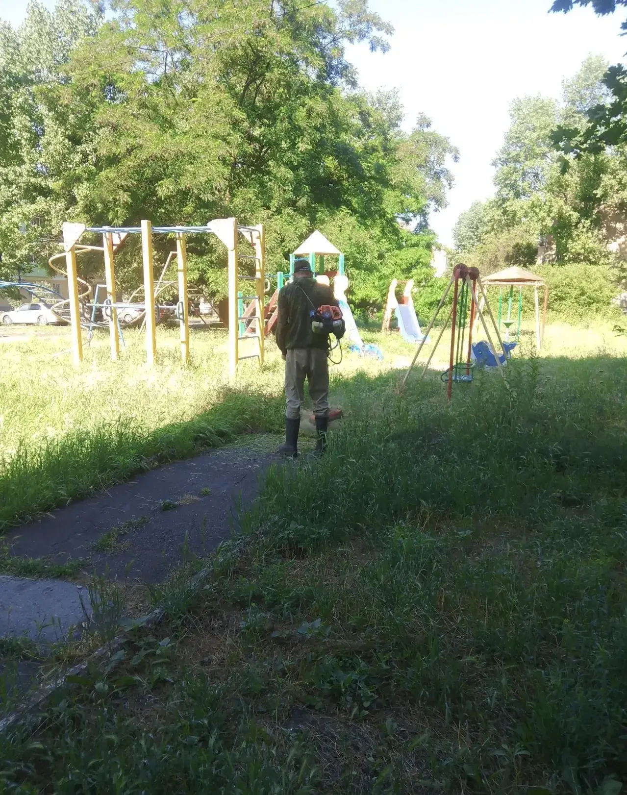 В рамках сезонных работ по содержанию городских территорий в Новочеркасске начался покос сорной раст