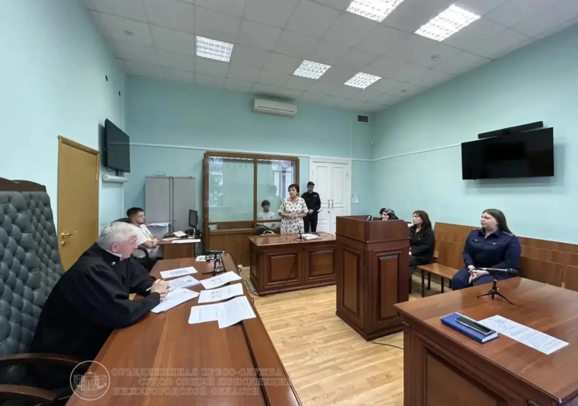 Одного из подростков, которые нападали на прохожих на Большой Покровской, заключили под стражу. 16-л