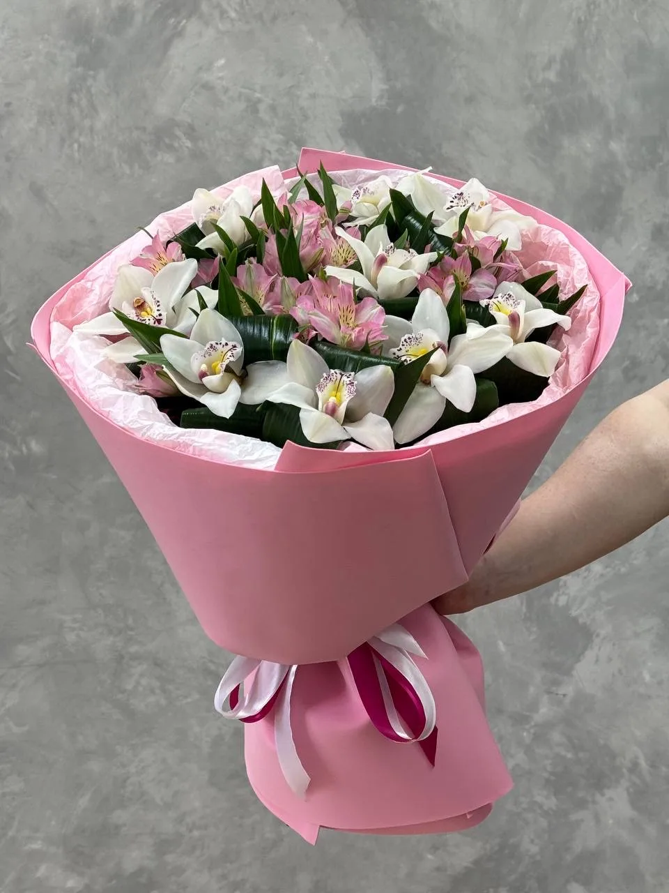 🏰 Элегантный букет для элегантных моментов. Орхидеи с альстромерией в нежном оформлени...