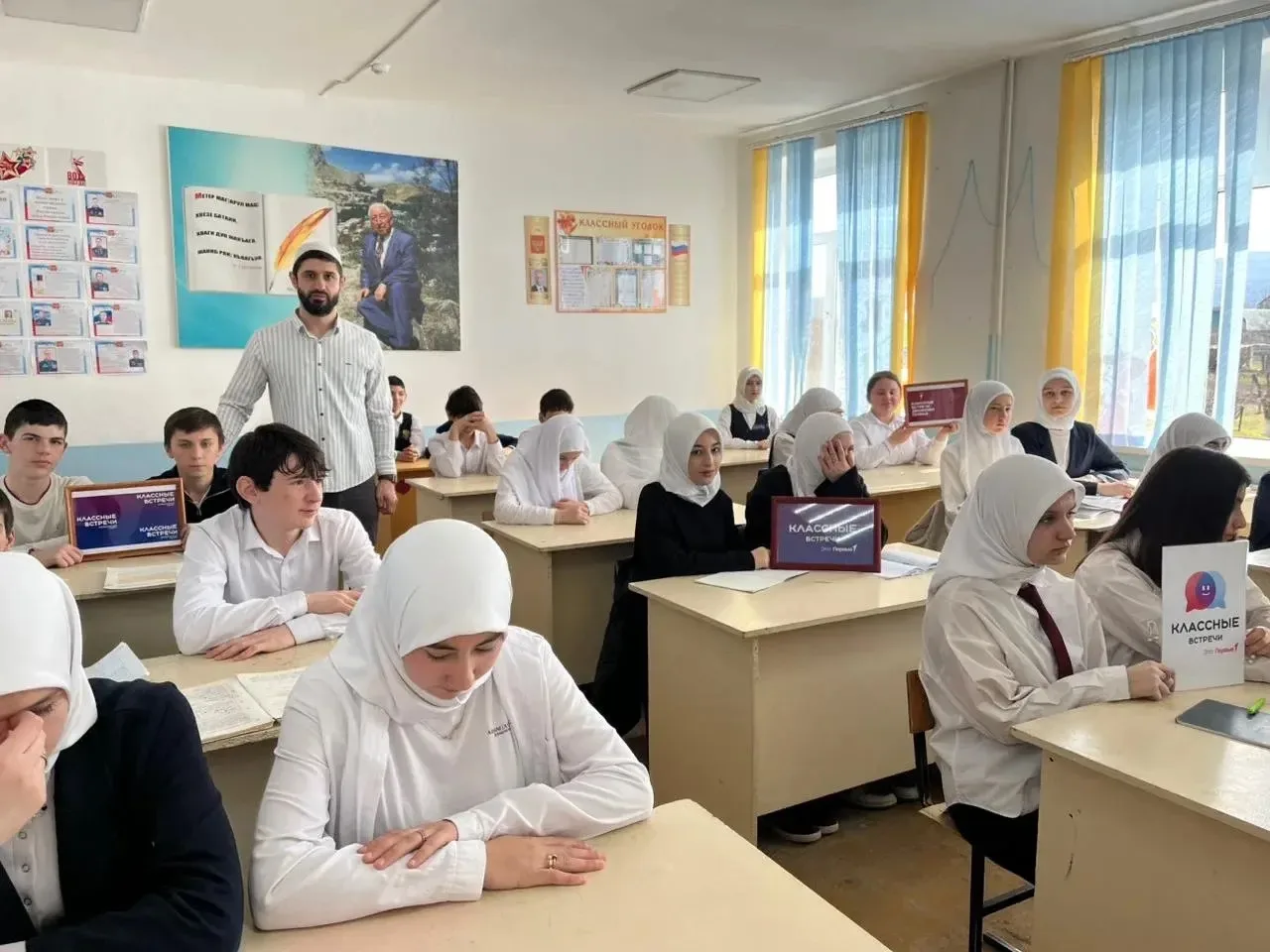 В Комсомольской СОШ прошла важная встреча: профилактика терроризма и экстремизма В стенах Комсомольс