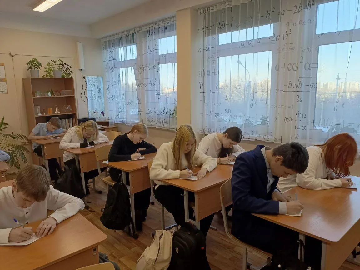 🔥 Кто тут король цифр? Наши чемпионы! 🔥 На днях в школе кипели математические страсти — прошёл Чемпи