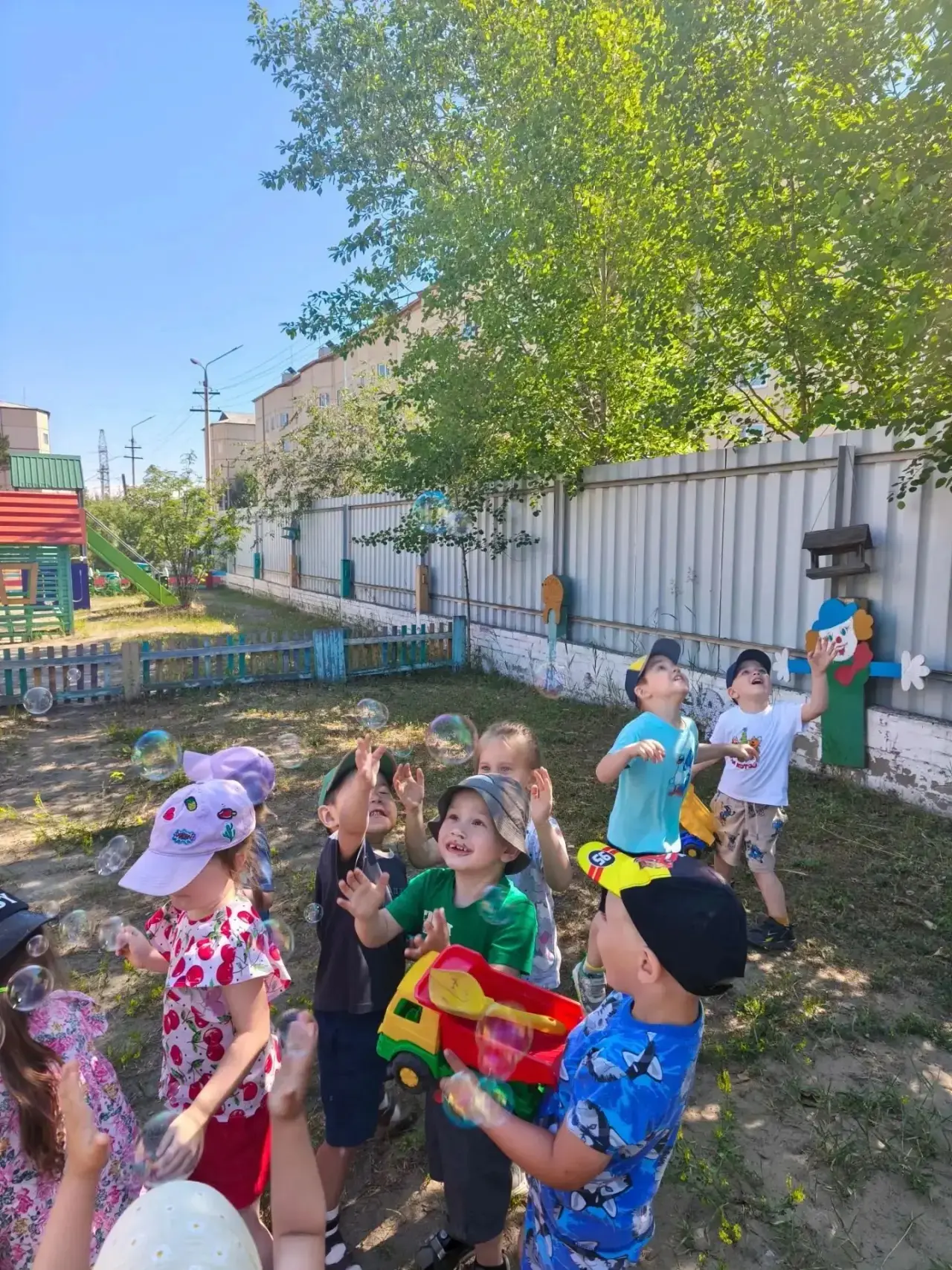 Маленькие права - большие дела!
В младшей группе "Земляничка" завершилась тематическая неделя "Права