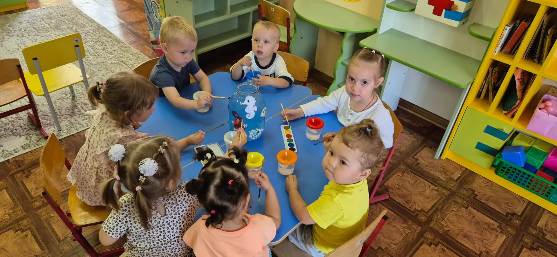 🌸В младших и средней группах сегодня царила особая атмосфера — у нас открылась творческая мастерска