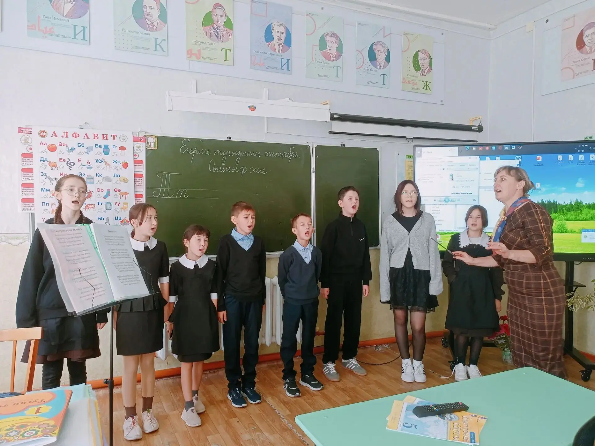 Кружок «Вокальный ансамбль». Руководитель кружка Шарафутдинова Г. Ф..