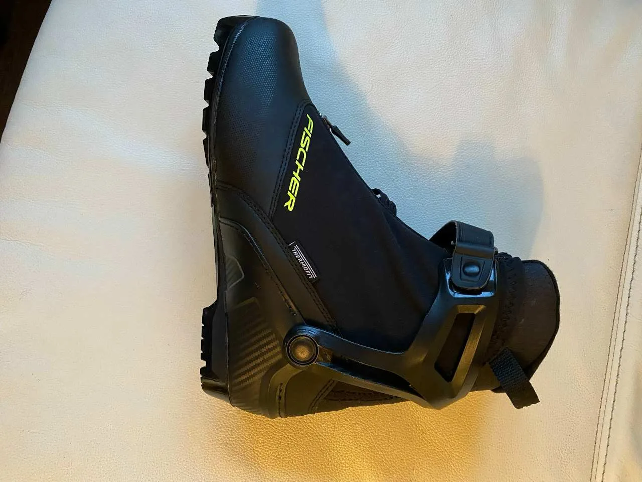 Продам новые лыжные ботинки Fischer RC3 Skating, размер 42 (российский).