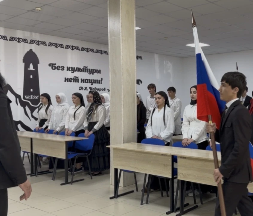 Торжественная церемония выноса и установления Государственного флага Российской Федерац...