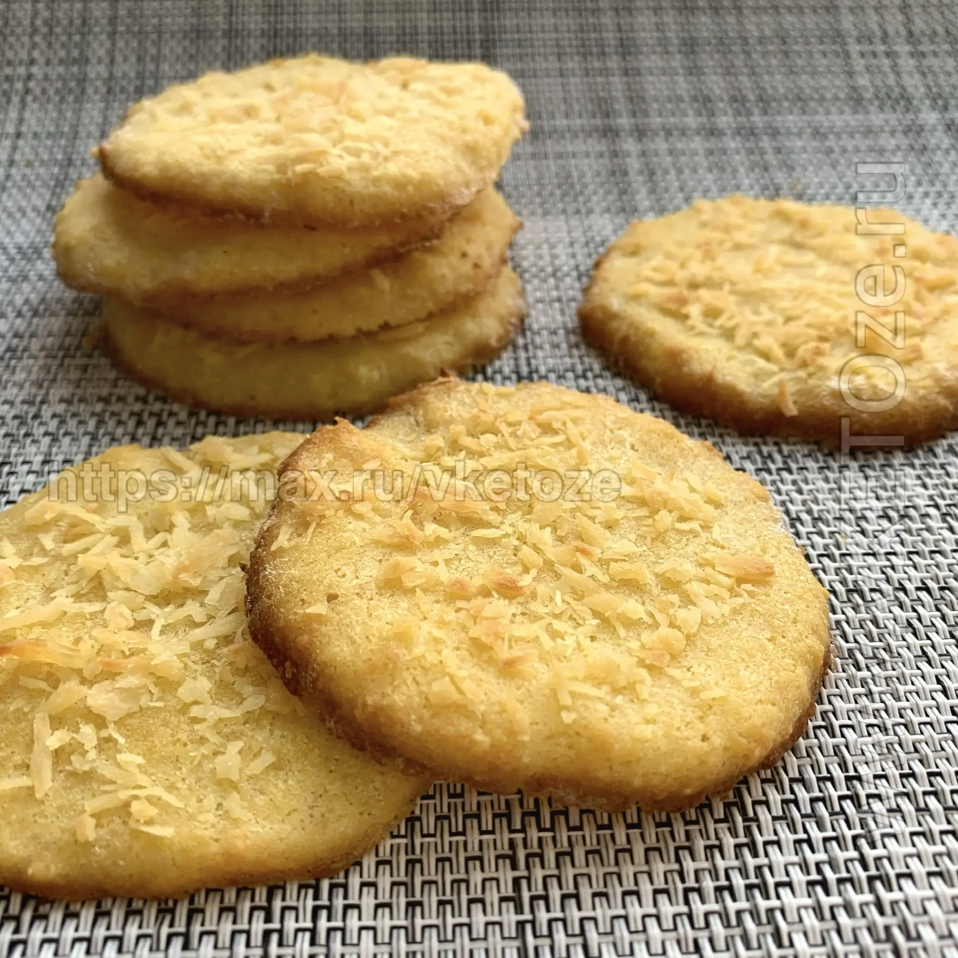 Миндально-кокосовое печенье 🍪  (КЕТО-рецепт)  ▫️Желтки - 3шт ▫️Кокосовая стружка - 2 ст.л ▫️Сливочно