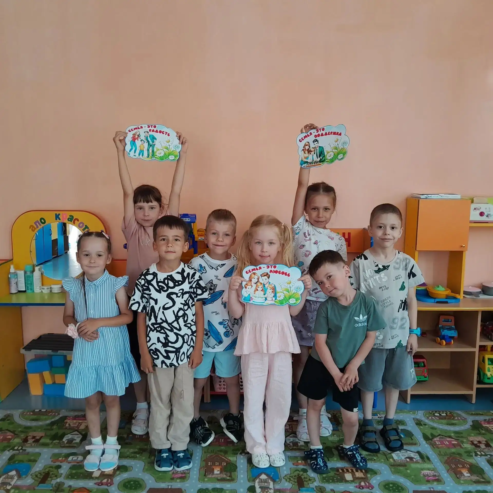 В старшей группе №4 "Семицветик" в день семьи  прошёл трогательный мастер-класс: ребята с огромной л