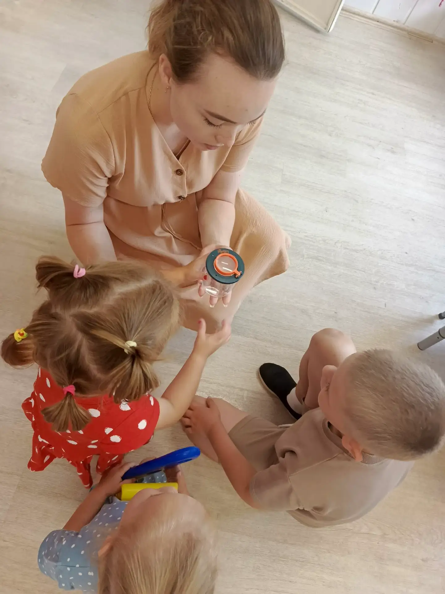Дошколята 👧👦 очень любят наблюдать за насекомыми🦗🕷🕸 во время прогулок. Они отыскивают их в трав