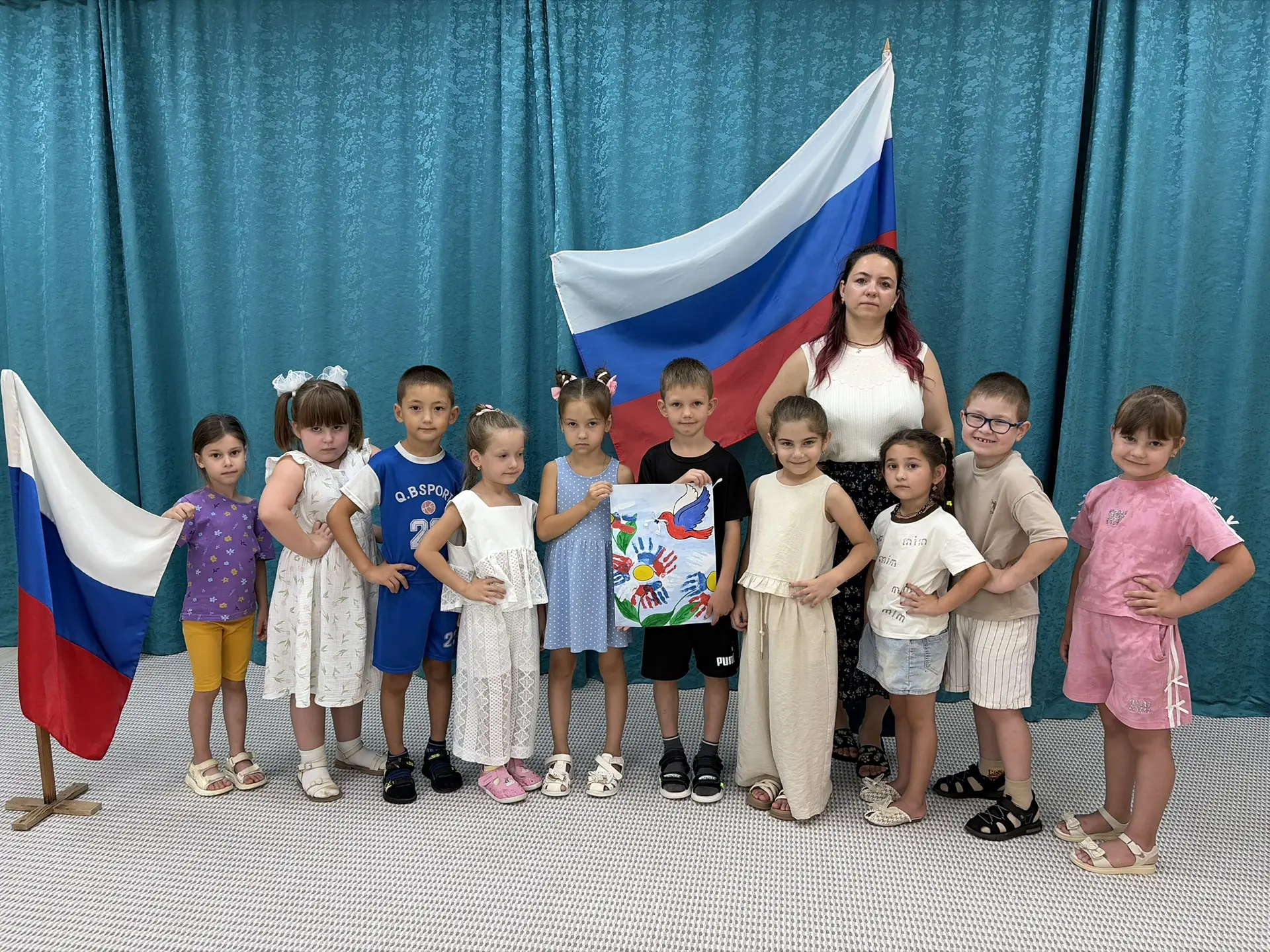 Флаг России из сотен маленьких ладошек! 🇷🇺✨В преддверии Дня Государственного флага на...