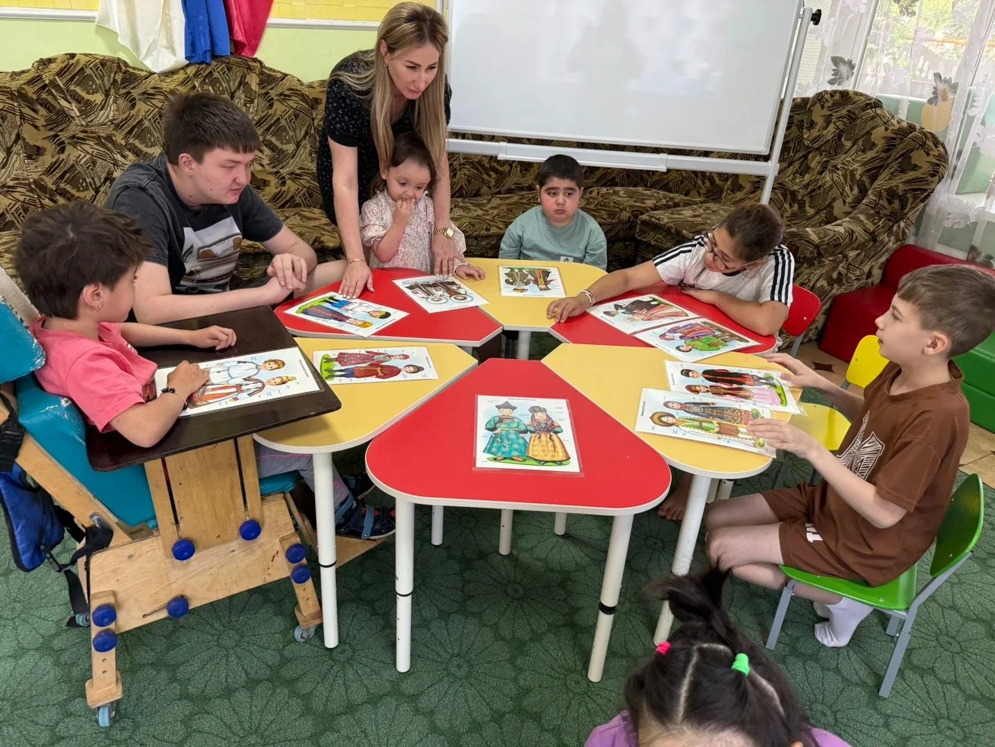 18.06.2026 г. в рамках Года единства народов России, в социально-реабилитационном отделении детей-ин