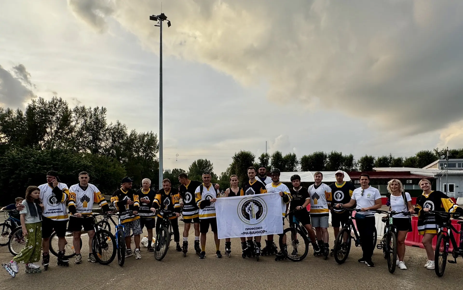 🚴‍♂️Хорошая традиция — собираться вместе!

🛼 Еженедельные катания на велосипедах и роликах от проф