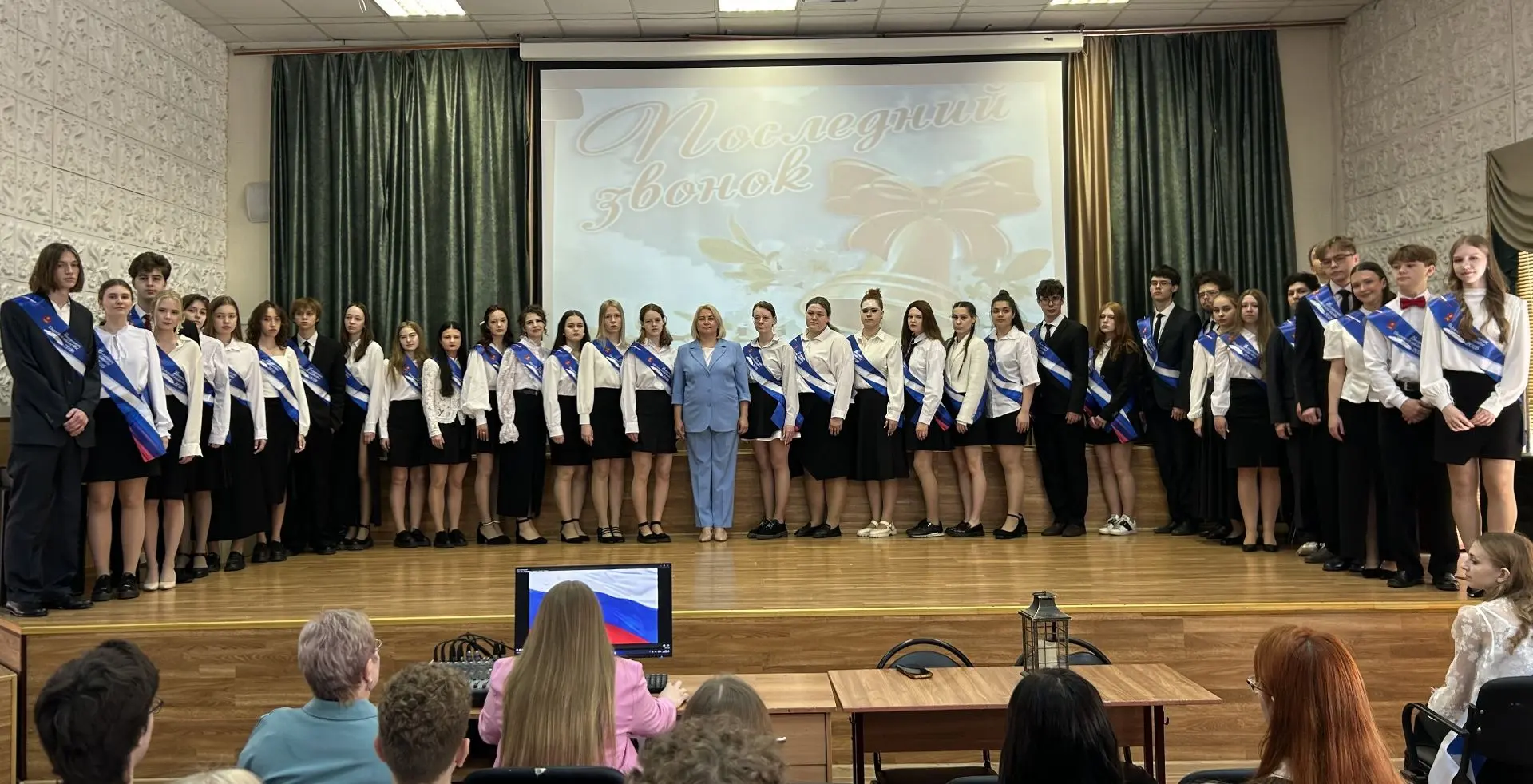 На краю детства Вот и позади один из самых трогательных школьных праздников – Последний звонок. 26 м