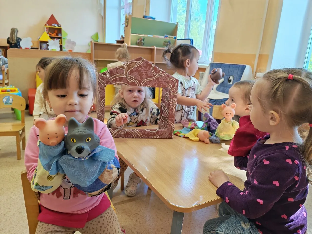 🎭✨День кукольного театра прошел в нашем детском саду. Ребята младшей группы окунулись в мир сказки,