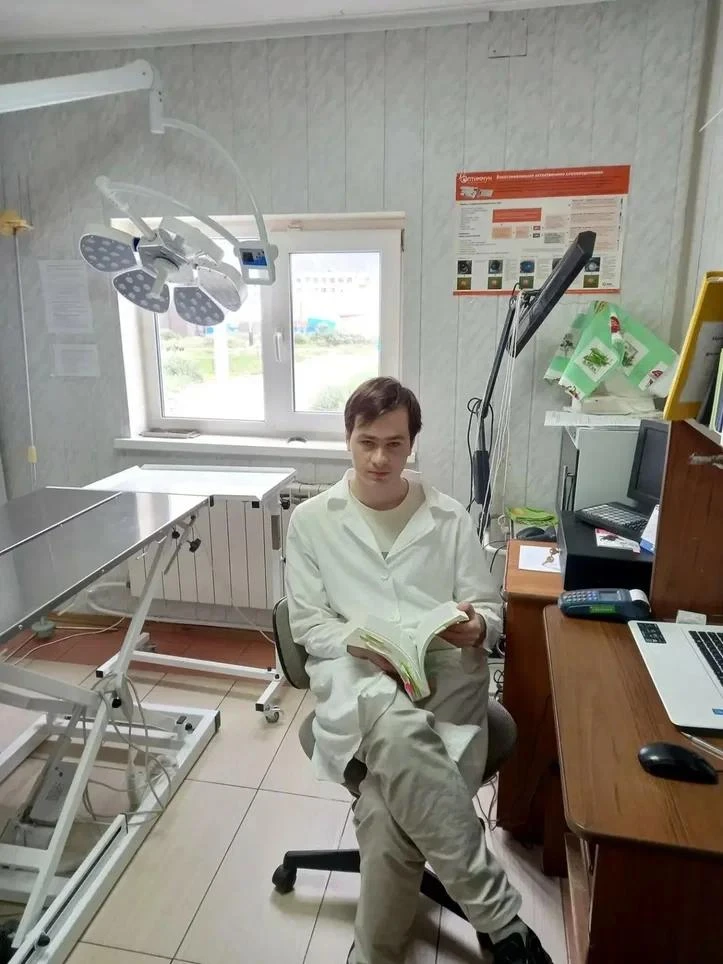 👨‍🎓 Выпускник Чукотского полярного техникума стал ветеринаром благодаря Кадровому центру