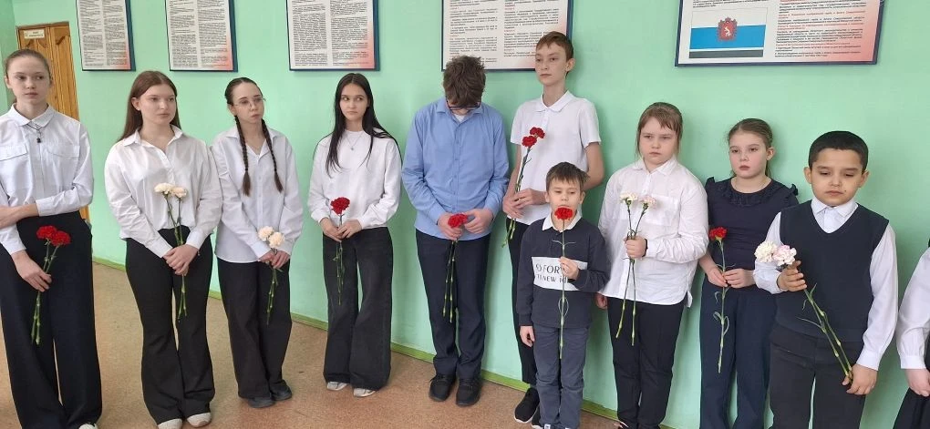 Торжественный митинг в МАОУ СОШ № 71  Сегодня в школе № 71 прошёл торжественный митинг, приуроченный