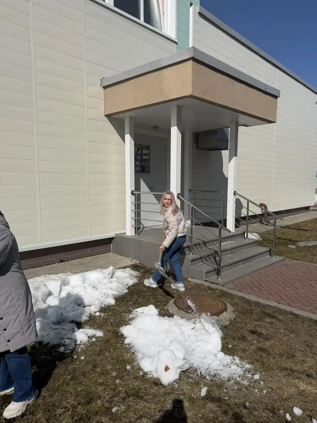 🧹 В МАОУ СОШ №6 города Южно-Сахалинска прошла первая «Чистая пятница» ❄️   ✨В рамках акции учителя н