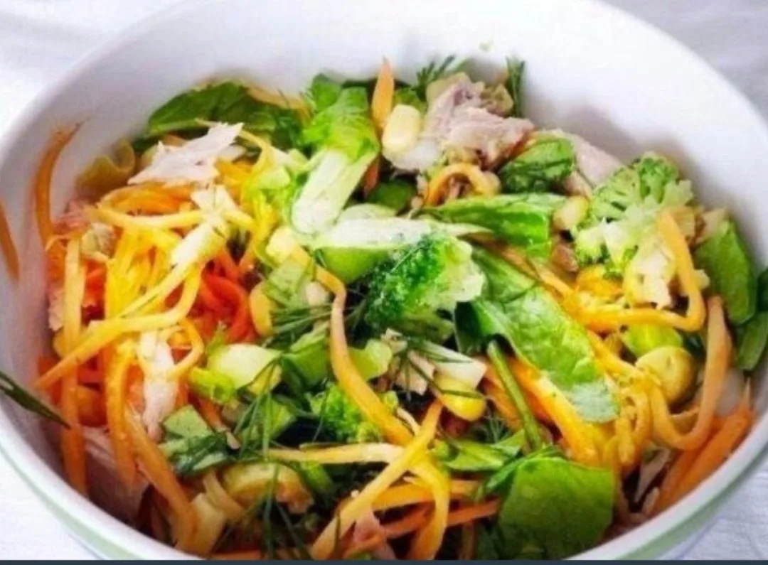 ​​САЛАТ С ТУНЦОМ, ЯЙЦОМ И СЫРОМ