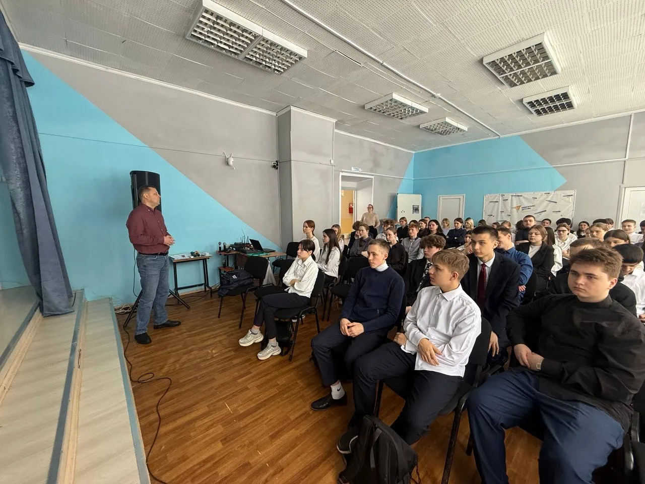 КЛАССНАЯ ВСТРЕЧА  🤝Сегодня состоялась удивительная встреча с заместителем директора Высшей школы сер