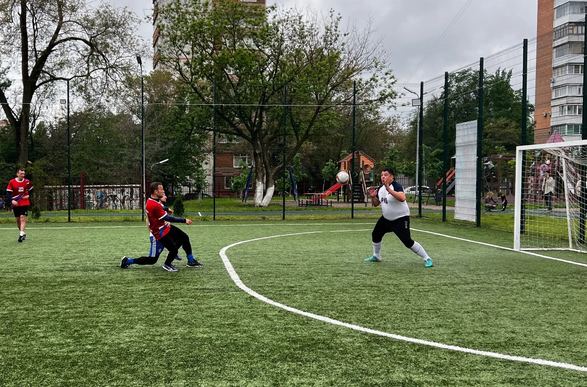 ⚽️ «Турнир отцов» — игра была жаркой! 🔥  Сегодня наши папы доказали, что спортивный дух жив и в зрел