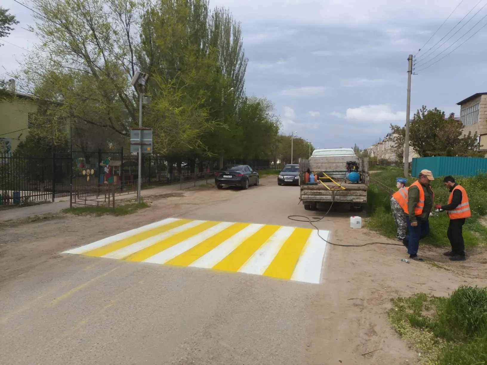Проводится поэтапное окрашивание разметки пешеходного перехода в п. Лиман. На фото участок по ул. Ки
