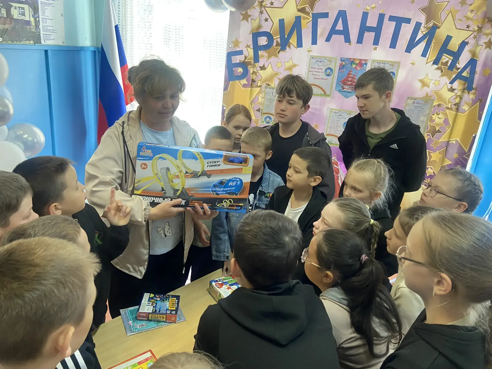 Ура, четвёртый день школьного лагеря — в копилке! ✨

Как всегда, начали утро с зарядки — прыгали, бе