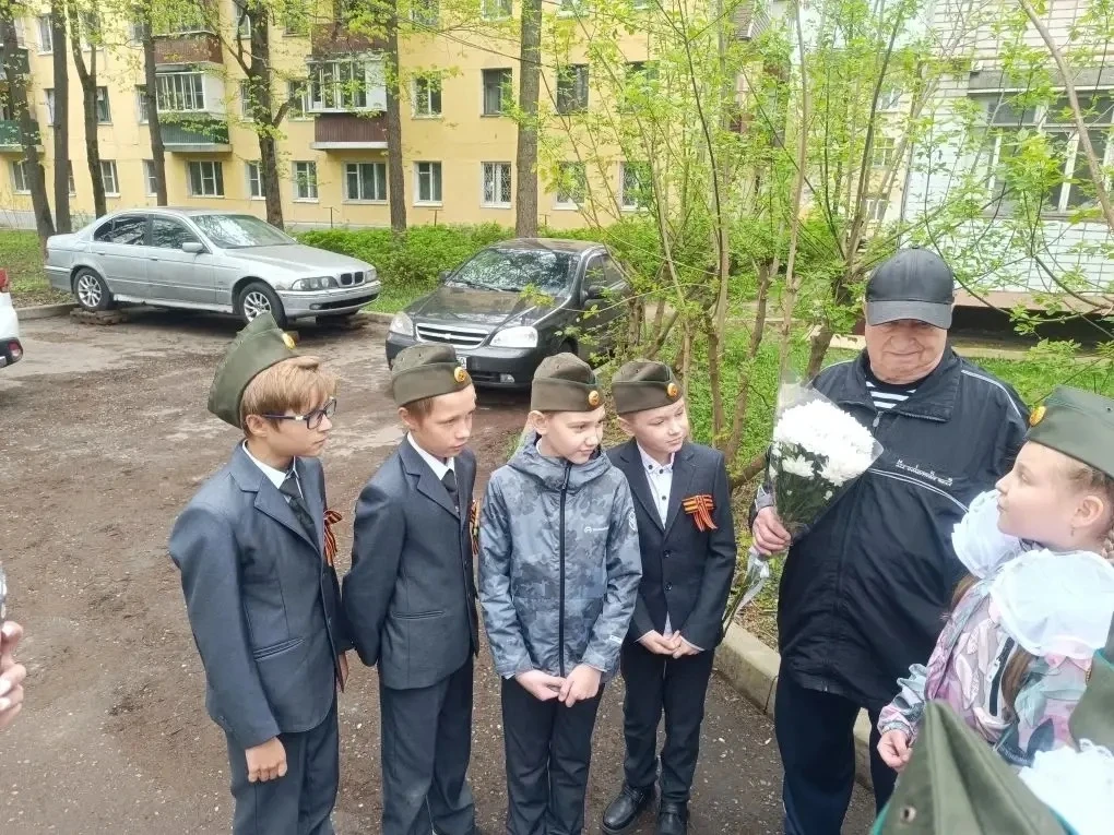 🎖️Ученики 3 «В» класса вместе с родителями поздравили с наступающим Днём Победы Александра Николаеви