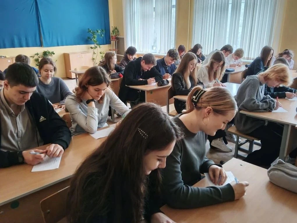 Сегодня в 10 "В" прошел классный час, посвященный теме, которая актуальна для каждого: "Мир без конф
