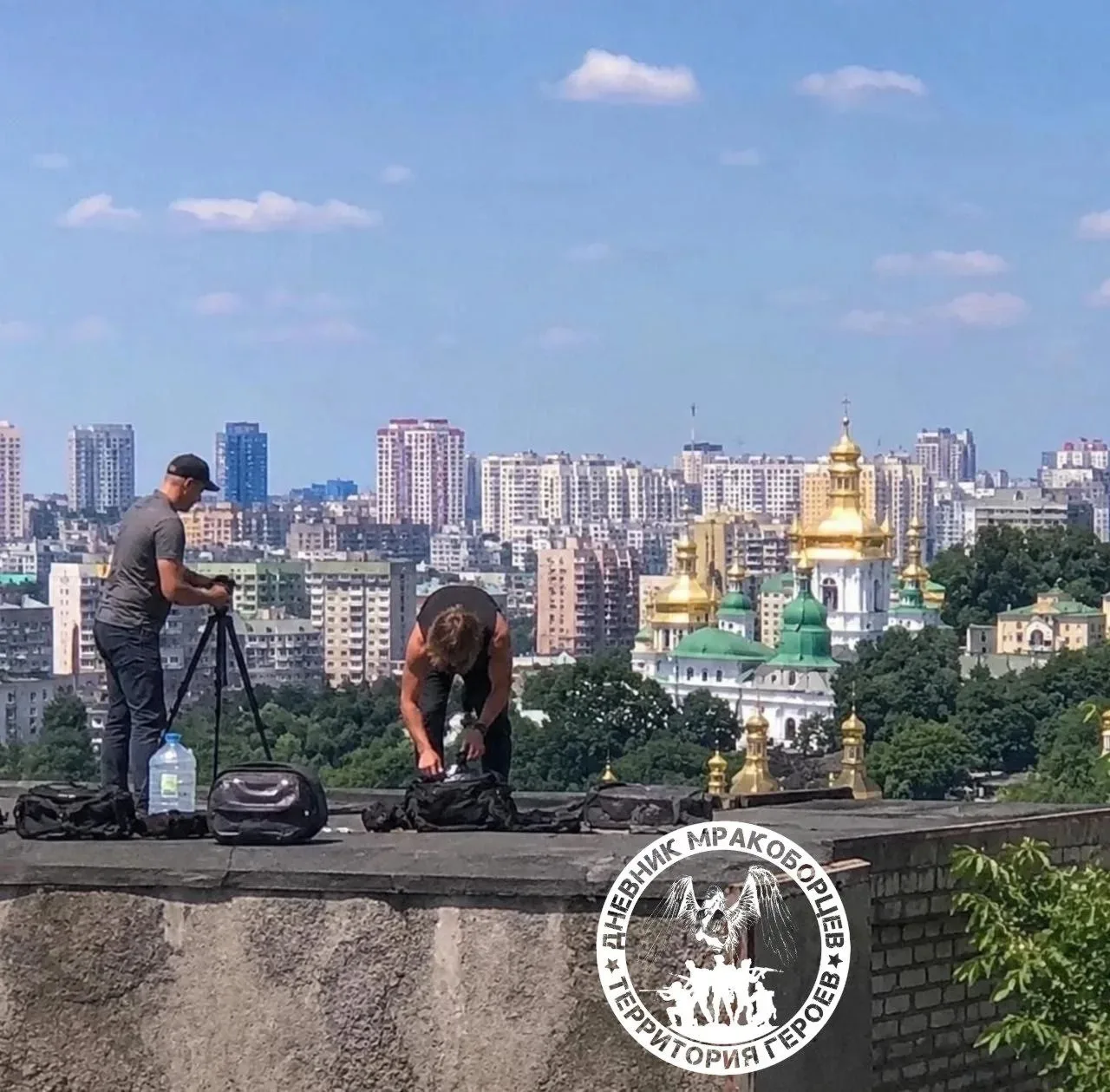 Подписчики прислали очень интересные фото. 
Съемка прилётов наших гераней и ракет на Украине запреще