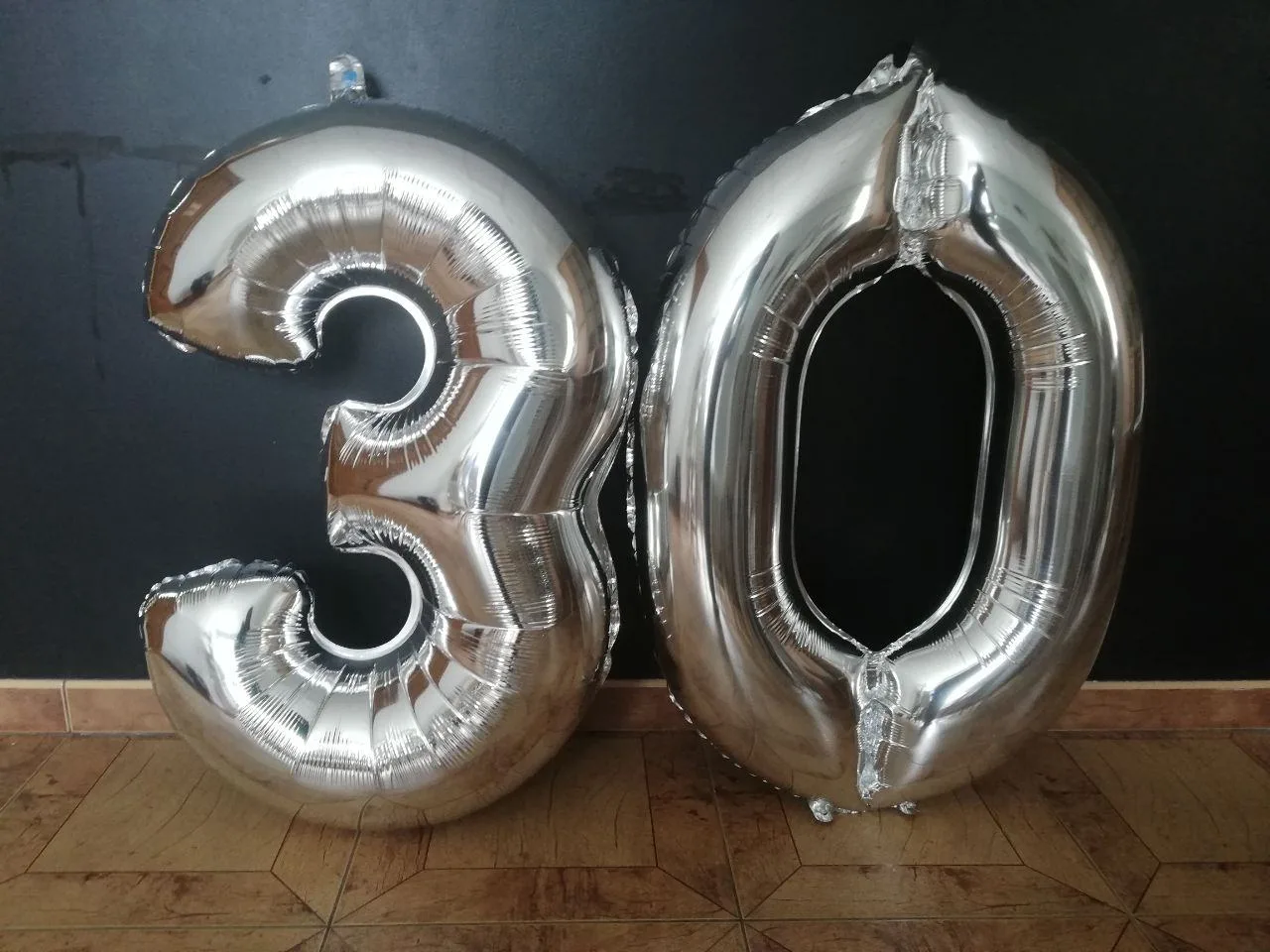 Фольгированные шары - 2 шт. 100х60 см. Надуты обычным воздухом. Забирать в центре ст. Динской
 
200 