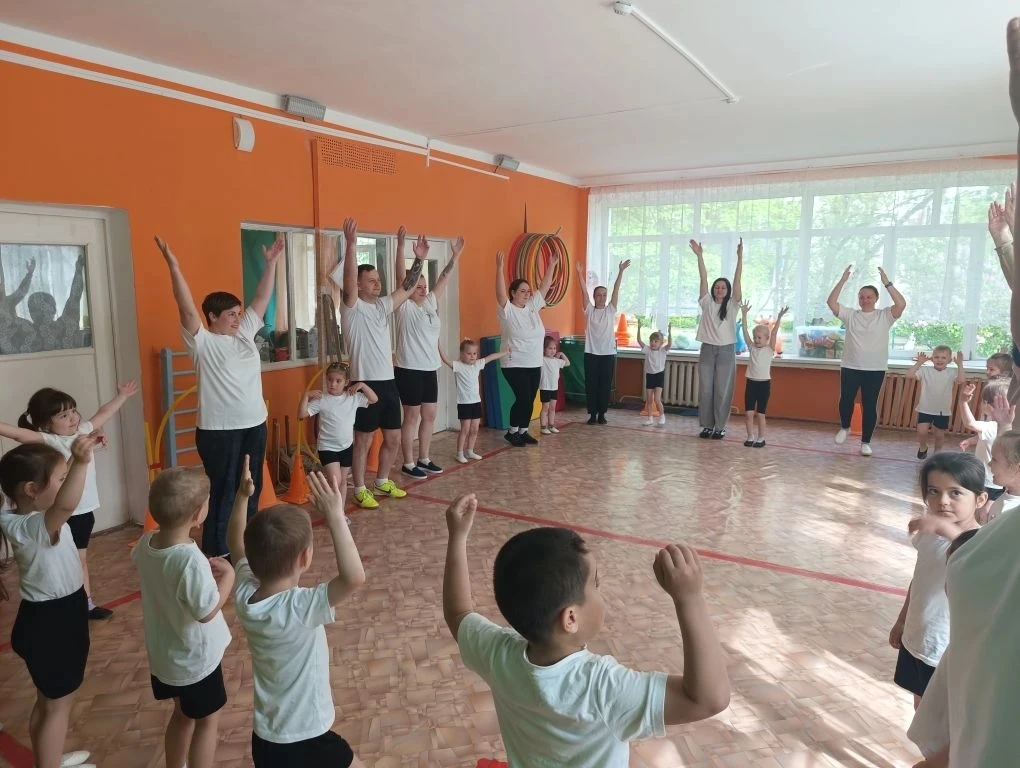 🏋‍♂️Дети средней группы вместе с родителями окунулись в атмосферу радости и спорта на ...