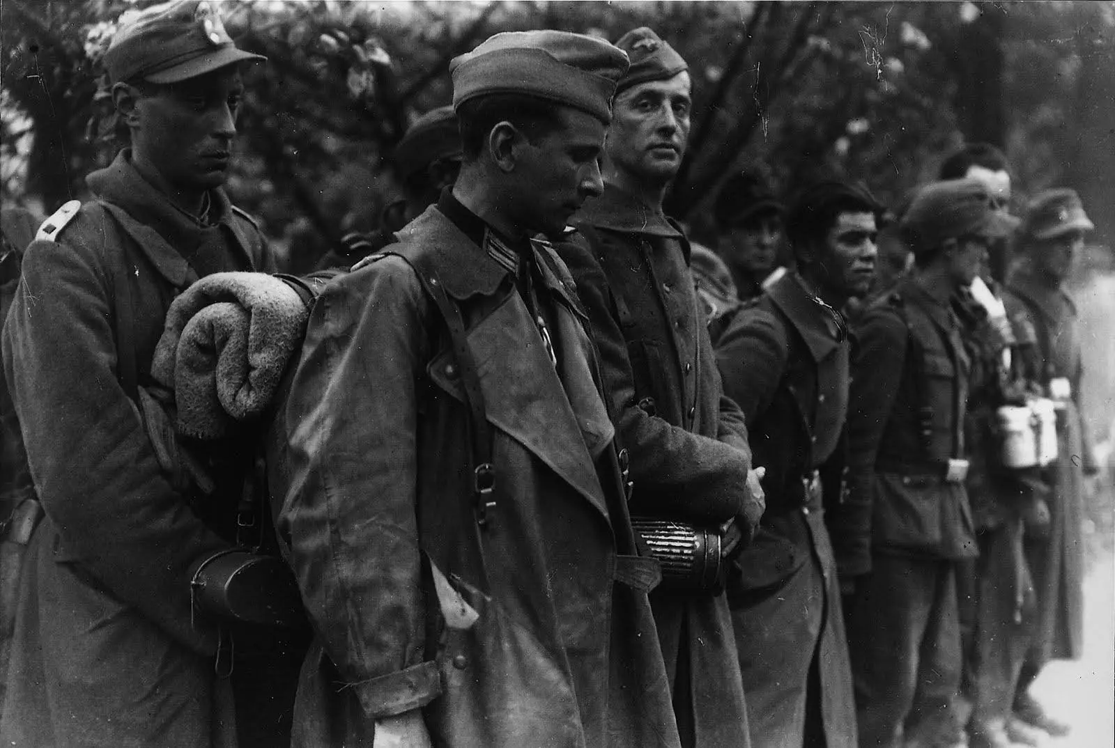 1945. Французы из частей СС перед расстрелом французами из «Свободной Франции»