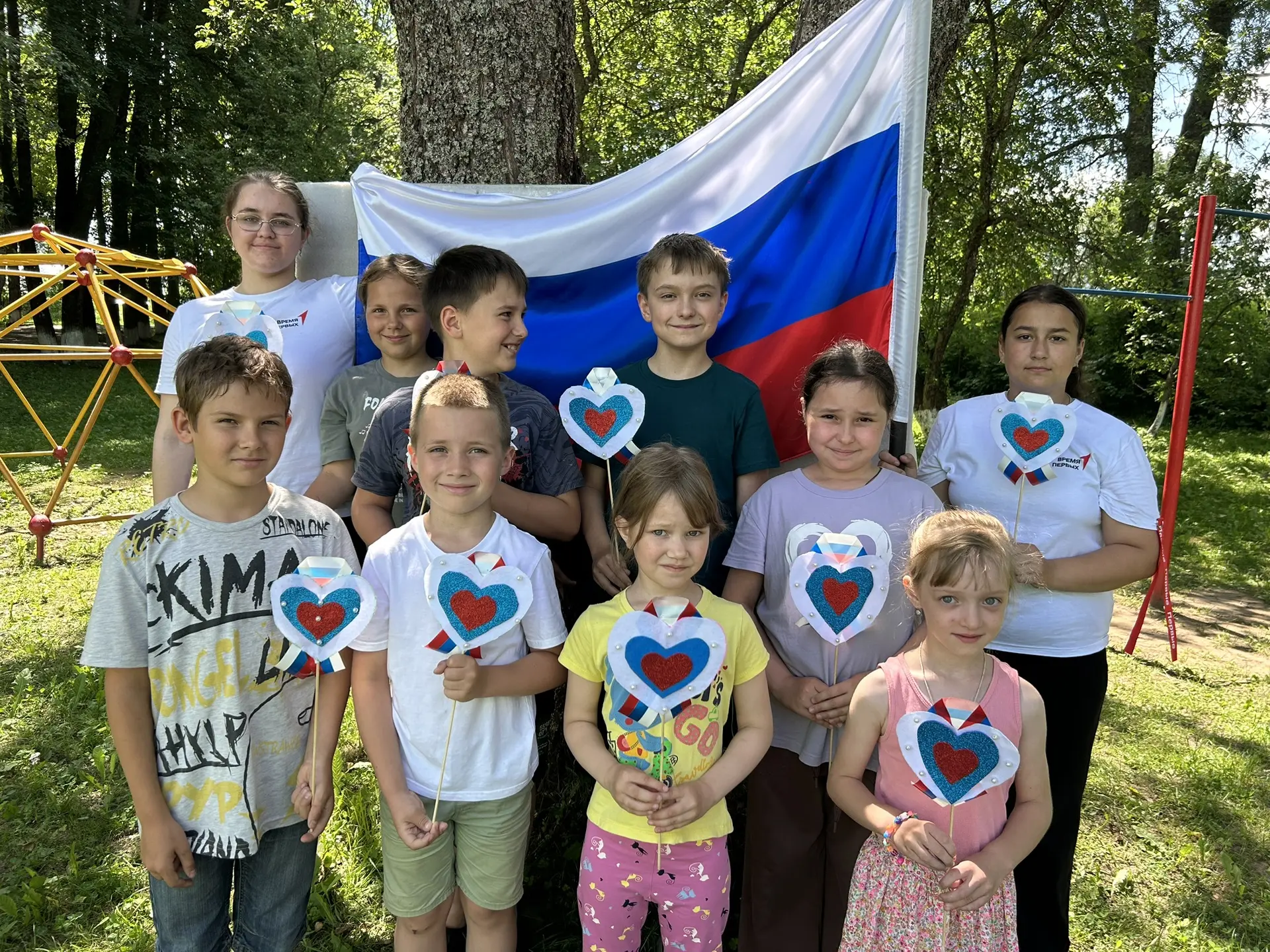 🇷🇺 День России в лагере: творчество и патриотизм! 🇷🇺

Сегодня, в День России, активистки Движени