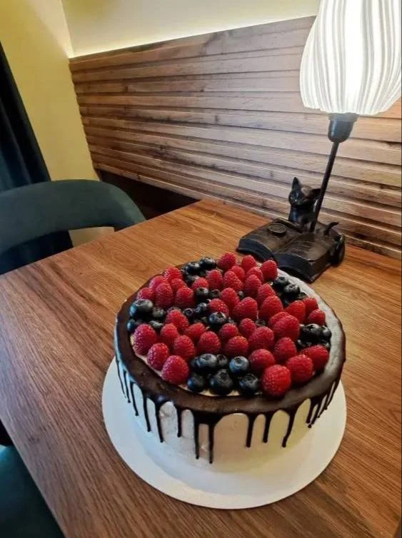 Торт с декором из свежих ягод всегда выглядит эффектно ❤️
