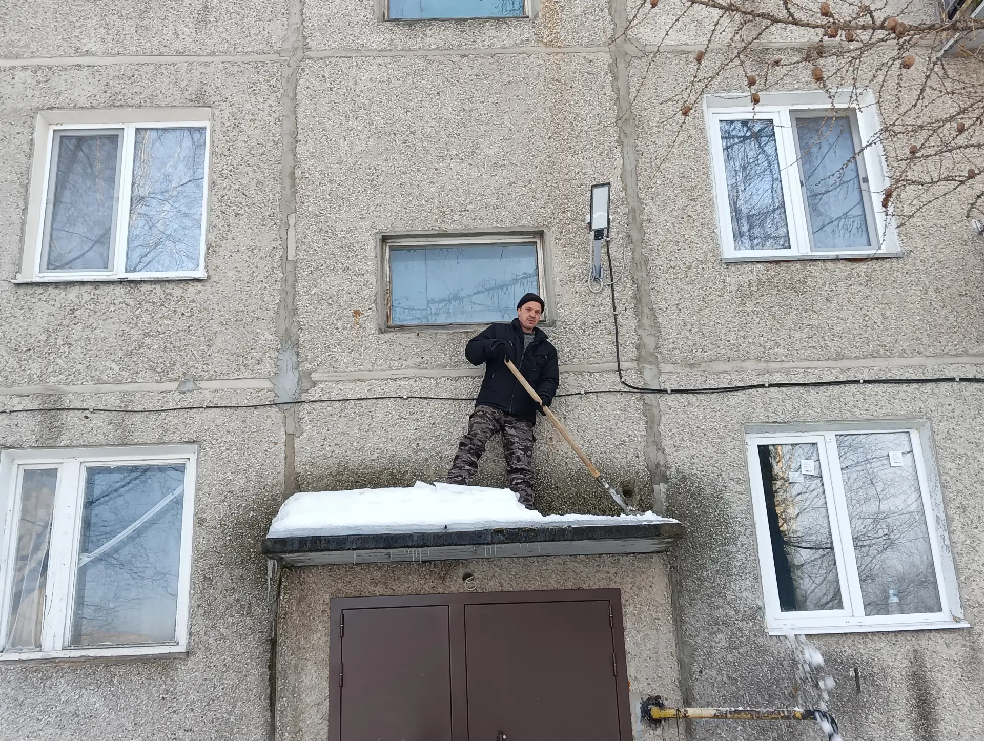 🛠️👷‍♂️🔧 Уборка  снега и наледи с кровли и козырьков ул Просвещения д. 8, ул Молодежн...