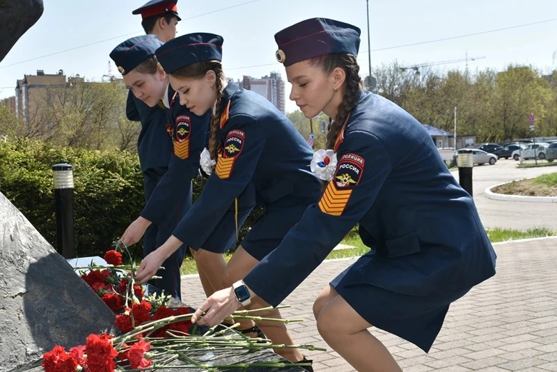 Чебоксарские школьники почтили память героев Великой Победы, возложив цветы к мемориалам  В преддвер