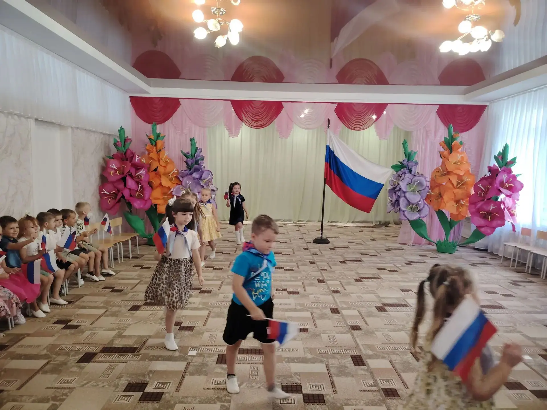 В нашем детском саду прошел праздник "День Флага России 2026" , ребята познакомились с ...